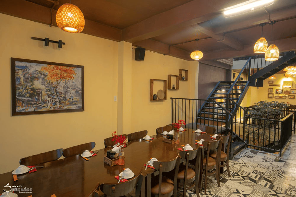 Không gian Cơm Niêu Đèn Lồng mang đậm nét mộc mạc, bình yên với những chiếc đèn lồng ấm áp (Nguồn: Fanpage Cơm Niêu Đèn Lồng Đà Lạt)